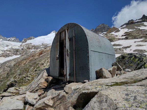 Quelles sont les meilleures techniques pour installer un bivouac en forêt dense?